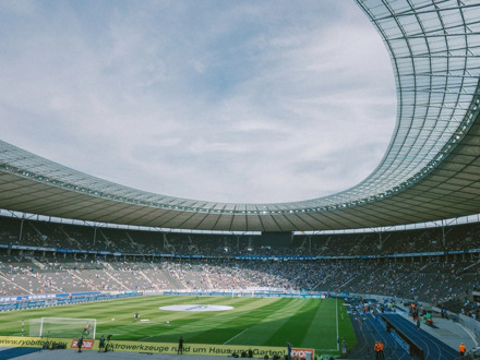 Hertha BSC Berlin vs Holstein Kiel (Bundesliga 2) (Vliegtuig)