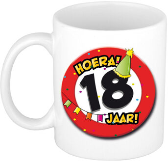 Hoera 18 jaar mok/beker verkeersbord - keramiek - 300 ml - feest mokken Rood