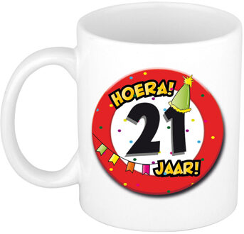 Hoera 21 jaar mok/beker verkeersbord - keramiek - 300 ml - feest mokken Rood