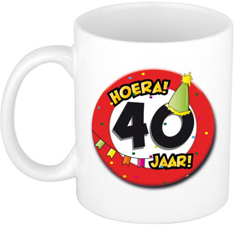 Hoera 40 jaar mok/beker verkeersbord - keramiek - 300 ml - feest mokken Rood