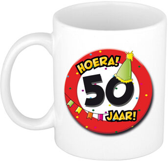 Hoera 50 jaar mok/beker verkeersbord - keramiek - 300 ml - feest mokken Rood