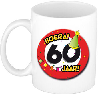 Hoera 60 jaar mok/beker verkeersbord - keramiek - 300 ml - feest mokken Rood