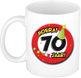 Hoera 70 jaar mok/beker verkeersbord - keramiek - 300 ml - feest mokken Rood