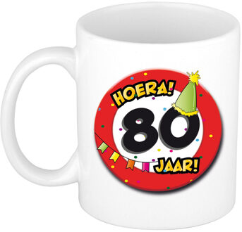 Hoera 80 jaar mok/beker verkeersbord - keramiek - 300 ml - feest mokken Rood