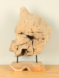 Houten decoratie op standaard YA-JT 3