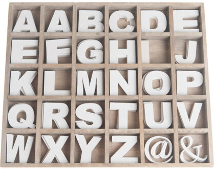 houten letterbak met letters en tekens