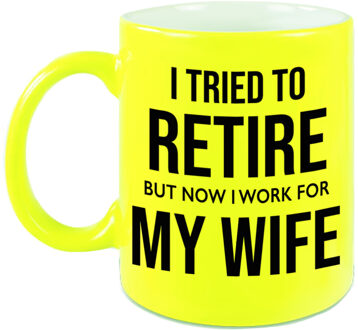 I tried to retire but now I work for my wife mok / beker neon geel 330 ml - bedankt cadeau collega - feest mokken