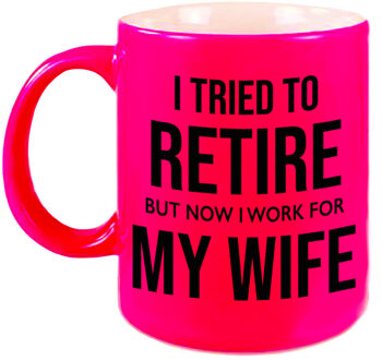 I tried to retire but now I work for my wife mok / beker neon roze 330 ml - bedankt cadeau collega - feest mokken