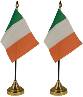 Ierland tafelvlaggetjes - 2x stuks - 10 x 15 cm - met gouden standaard - H27 cm - versiering