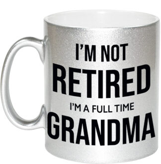 Im not retired im a full time grandma / oma zilveren koffiemok / theebeker 330 ml bedankt cadeau collega - feest mokken Zilverkleurig