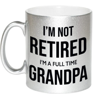 Im not retired im a full time grandpa / opa zilveren koffiemok / theebeker 330 ml pensioen cadeau collega - feest mokken Zilverkleurig