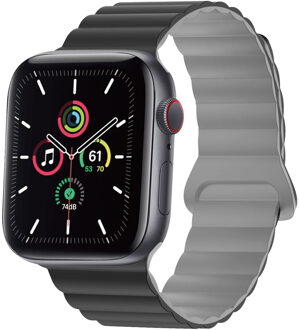 Imoshion Magnetisch Siliconen bandje voor de Apple Watch Series 1 t/m 9 / SE (38/40/41 mm) | Series 10 / 11 (42 mm) - Zwart / Grijs - 41 mm