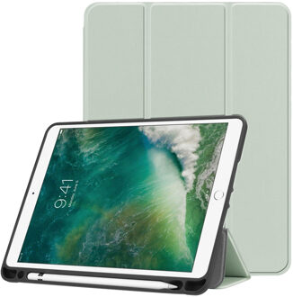 Imoshion Trifold Bookcase voor de Apple iPad 6 (2018) 9.7 inch / iPad 5 (2017) 9.7 inch / Air 2 (2014)/Air 1 (2013) - Lichtgroen
