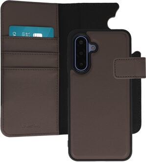 Imoshion Uitneembare 2-in-1 Luxe Bookcase voor de Samsung Galaxy A17 (5G) / (4G) - Bruin