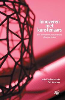 Innoveren met kunstenaars -  Julie Vandenbroucke, Piet Verhoeve (ISBN: 9789492515711)