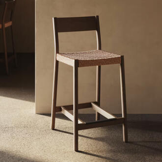 Kave Home Barkruk 'Yalia' Eikenhout, kleur Walnoot (zithoogte 65cm)