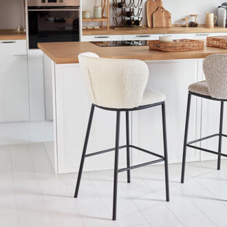 Kave Home Ciselia kruk in witte schapenvacht en stalen poten met