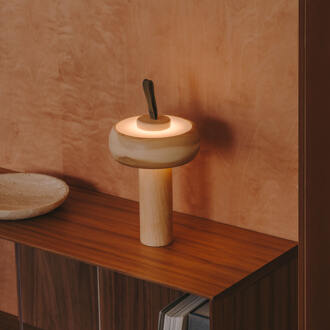 Kave Home Draagbare Luba-tafellamp van massief essenhout met groen Bruin