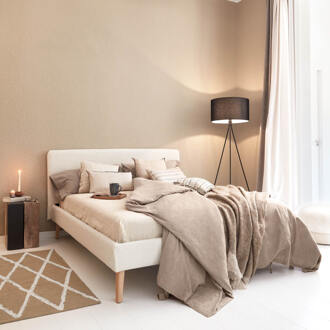 Kave Home Dyla bed in witte fleece, met massief beukenhouten poten