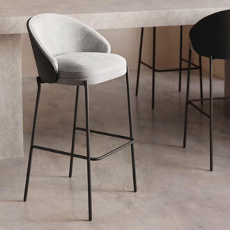 Kave Home Eamy lichtgrijze kruk in essenhoutfineer met zwarte