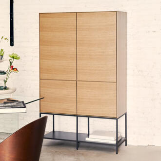 Kave Home Vedrana 4-deurs hoge buffetkast in eikenfineer met stalen