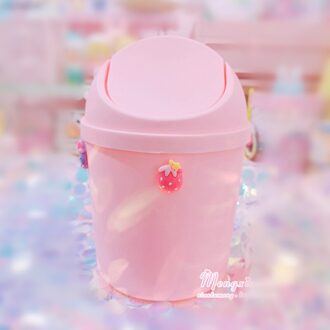 Kawaii Roze Aardbei Bloem Afvalbak Desktop Draagbare Plastic Mini Schudden Deksel Vuilnis Mand Sakura Thuis Slaapkamer Prullenbak