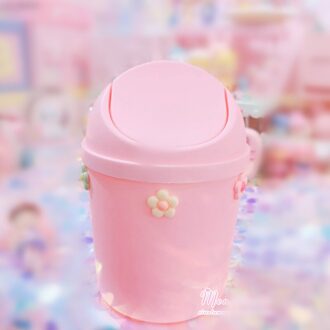 Kawaii Roze Aardbei Bloem Afvalbak Desktop Draagbare Plastic Mini Schudden Deksel Vuilnis Mand Sakura Thuis Slaapkamer Prullenbak