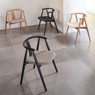 Kenza eikenhouten eetkamerstoel zwart - met warm grijs zitkussen