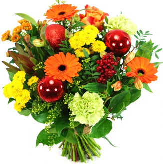 Kerstboeket oranje geel o.a rode kerstballen met o.a rode kerstballen