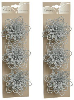 Kerstboomversiering Bloemen - 6x stuks - 11 cm - zilver glitter - op clip - ornament