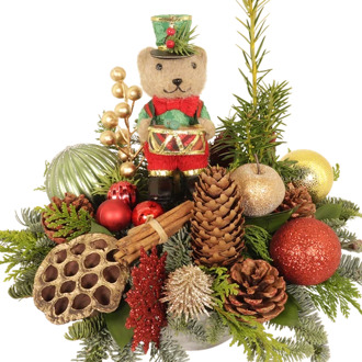 Kerststuk beer met trommel rood goud groen