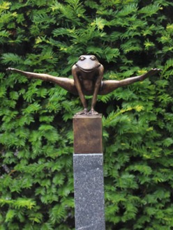 Kikker jump op een blokje uit brons 7,5*7,5*10 cm