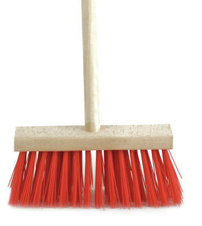 Kinderbezem voor buiten tegels - rood/hout - met steel 78 cm - Tuingereedschap