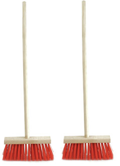 Kinderbezem voor buiten tegels - Set van 2x stuks - rood/hout - met steel 78 cm - Tuingereedschap