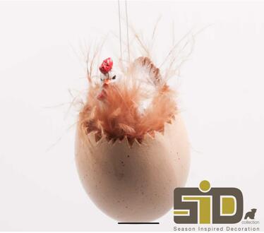 Kip op ei hangend wit 4,5x4,5x7,5cm bruin