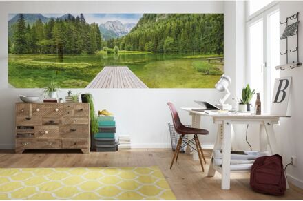 Komar Fotobehang - Green Lake 368x127cm - Papierbehang Multikleur