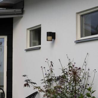 Konstsmide Buitenwandlamp Pistoia, zwart, hoogte 17 cm, metaal, IP54 zwart, opaal