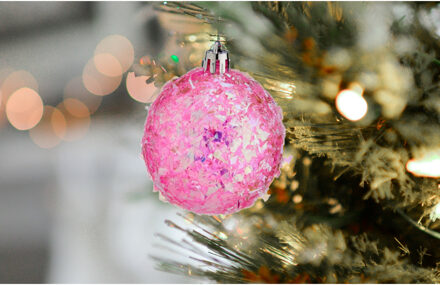 Krist+ Kerstballen - 18x stuks - roze glitter - kunststof - 6 cm