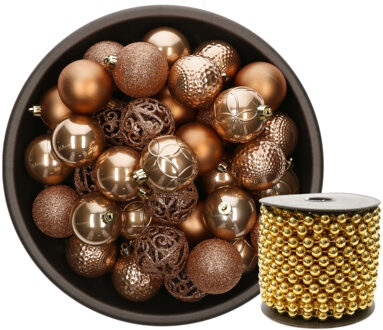 Kunststof kerstballen 37x stuks camel bruin 6 cm en kralenslinger goud