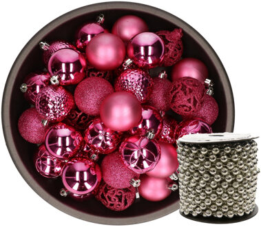 Kunststof kerstballen 37x stuks fuchsia roze 6 cm en kralenslinger zilver