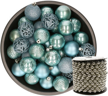 Kunststof kerstballen 37x stuks ijsblauw 6 cm en kralenslinger zilver
