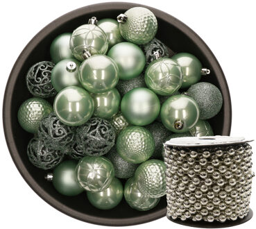 Kunststof kerstballen 37x stuks mintgroen 6 cm en kralenslinger zilver - Kerstbal Multikleur