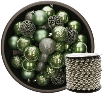 Kunststof kerstballen 37x stuks salie groen 6 cm en kralenslinger zilver