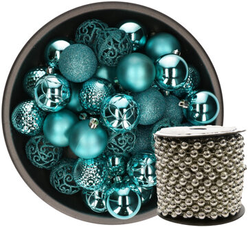 Kunststof kerstballen 37x stuks turquoise blauw 6 cm en kralenslinger zilver