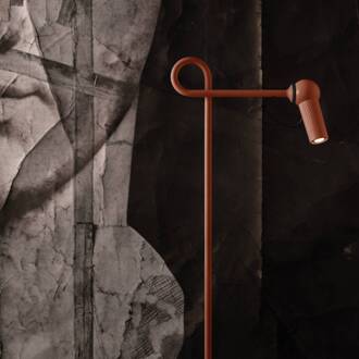 LED vloerlamp Bird, rood, 126 cm, metaal, dimbaar baksteenrood