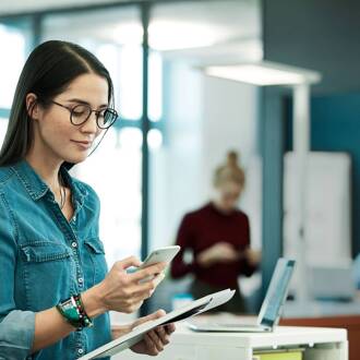 LED vloerlamp Yara.double 4.000 K, BT, PIR, wit wit, gesatineerd