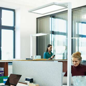 LED vloerlamp Yara.single 4.000 K, BT, PIR, wit wit, gesatineerd