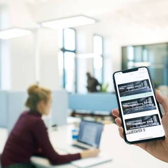 LED vloerlamp Yara.single 4.000 K, BT, PIR, zwart zwart, mat