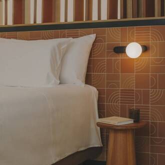 LED wandlamp Perlina, USB-poort, zwart, staal zwart, opaal