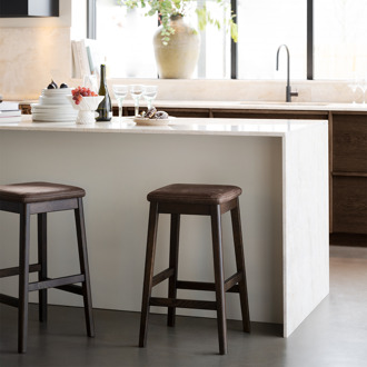 Livermore eikenhouten barkruk donkerbruin met bruin kunstleer zitkussen - 68 cm